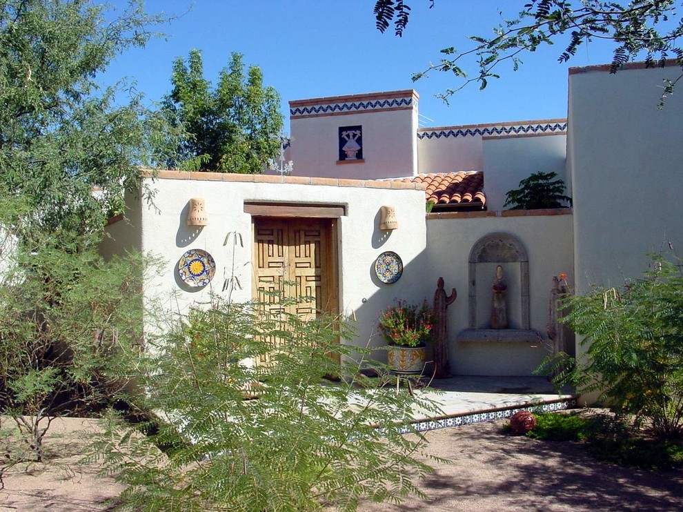 Große Mediterrane Haustür mit weißer Wandfarbe, Terrakottaboden, Doppeltür, hellbrauner Holzhaustür und buntem Boden in Phoenix
