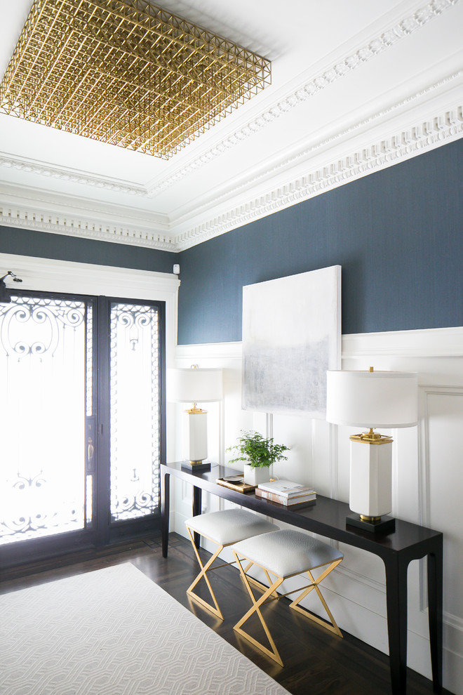 Idéer för en klassisk entré, med blå väggar, mörkt trägolv, en enkeldörr och glasdörr