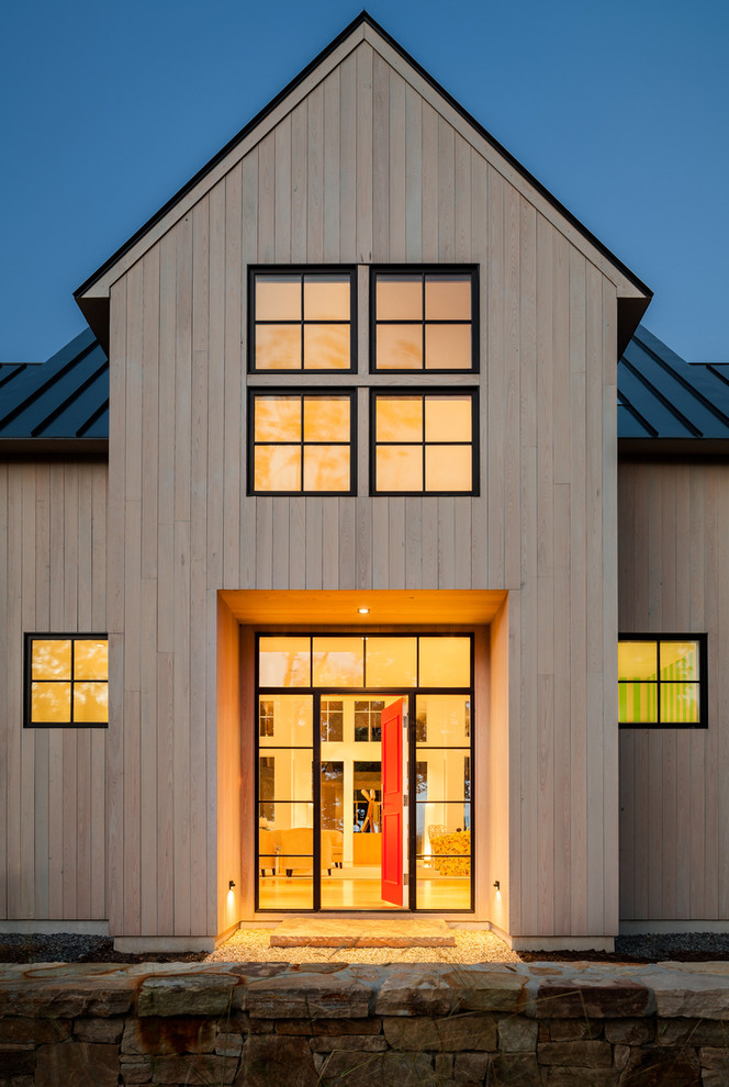 Идея дизайна: большая входная дверь в стиле кантри с одностворчатой входной дверью и красной входной дверью