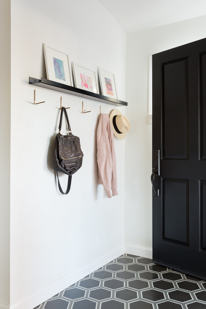 Источник вдохновения для домашнего уюта: прихожая в морском стиле с белыми стенами, одностворчатой входной дверью, черной входной дверью и разноцветным полом