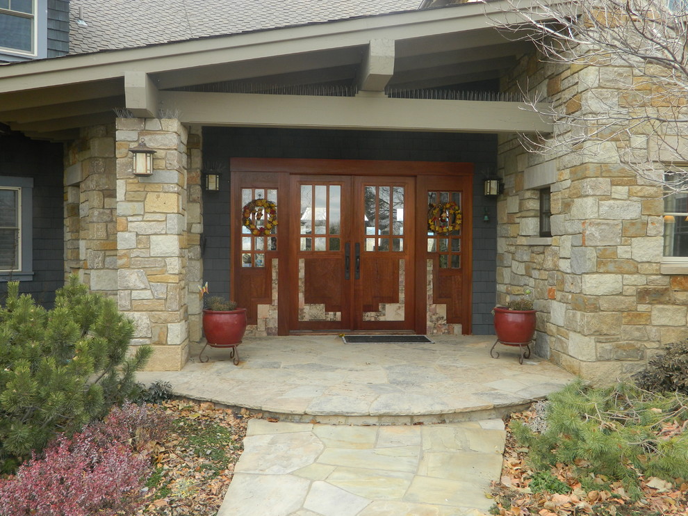 Idee per una grande porta d'ingresso american style con una porta a due ante, pavimento in ardesia, una porta in legno scuro e pavimento beige