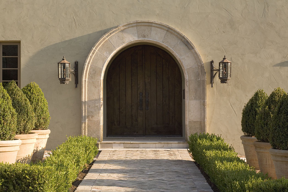 Пример оригинального дизайна: прихожая в классическом стиле с одностворчатой входной дверью