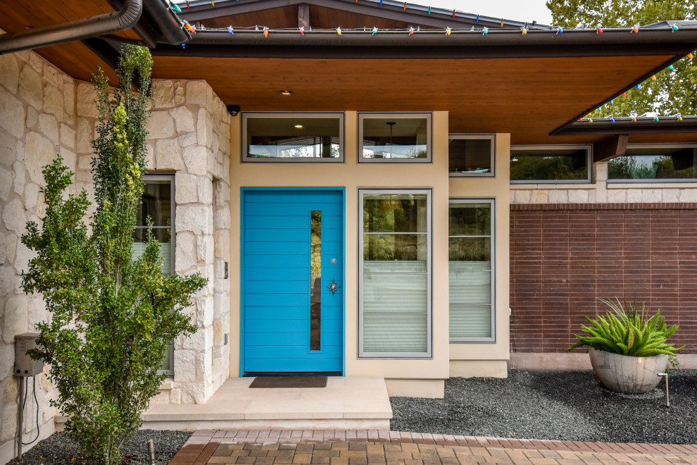 Moderne Haustür mit Einzeltür und blauer Haustür in Austin