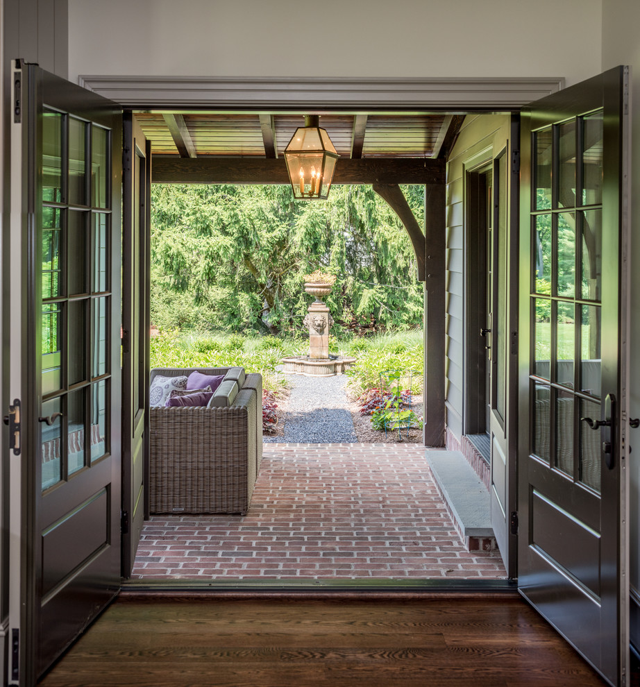 Klassischer Eingang mit dunklem Holzboden und braunem Boden in Wilmington