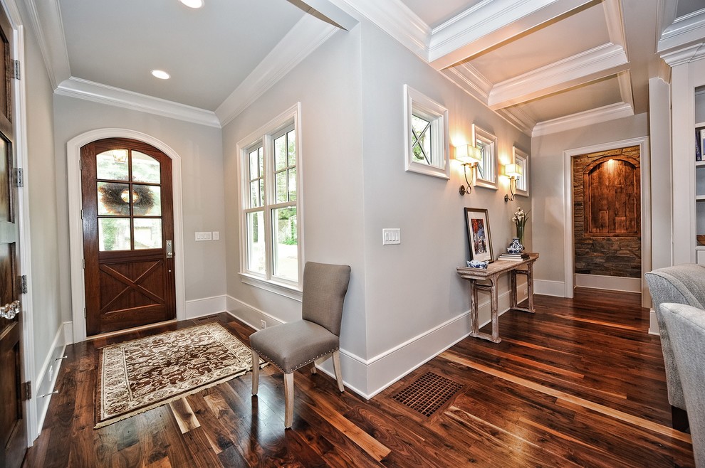 Klassische Haustür mit grauer Wandfarbe, dunklem Holzboden, Einzeltür und dunkler Holzhaustür in Charlotte