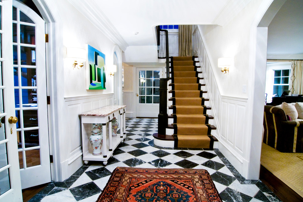 Esempio di un ingresso classico di medie dimensioni con pareti bianche, pavimento in marmo e pavimento multicolore