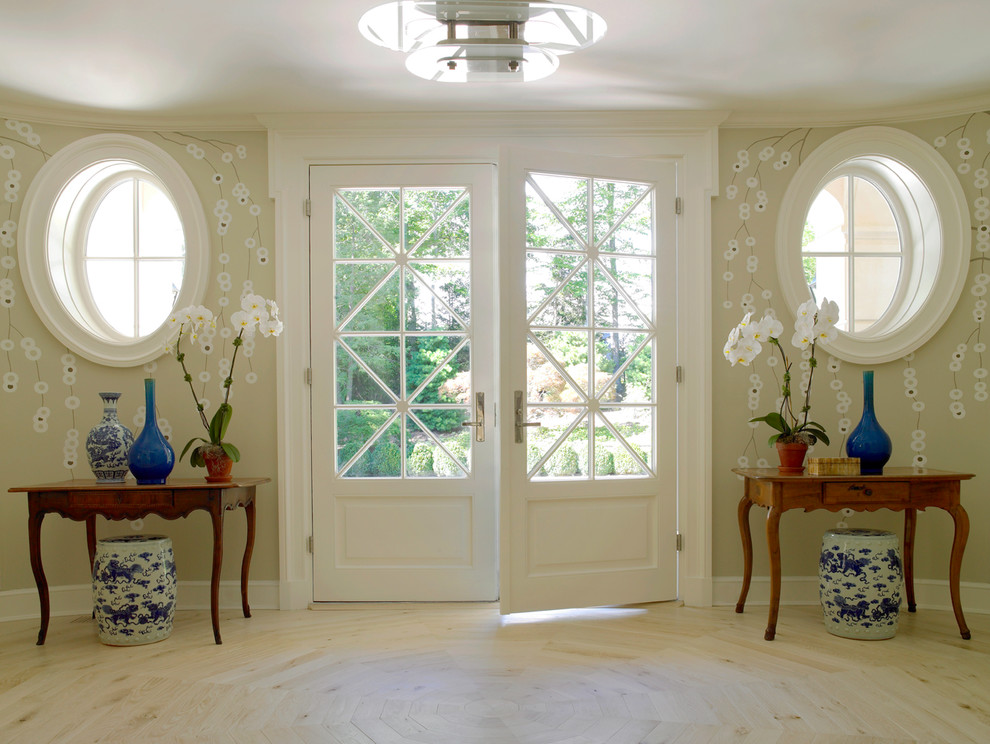 Стильный дизайн: фойе в классическом стиле с двустворчатой входной дверью и белой входной дверью - последний тренд