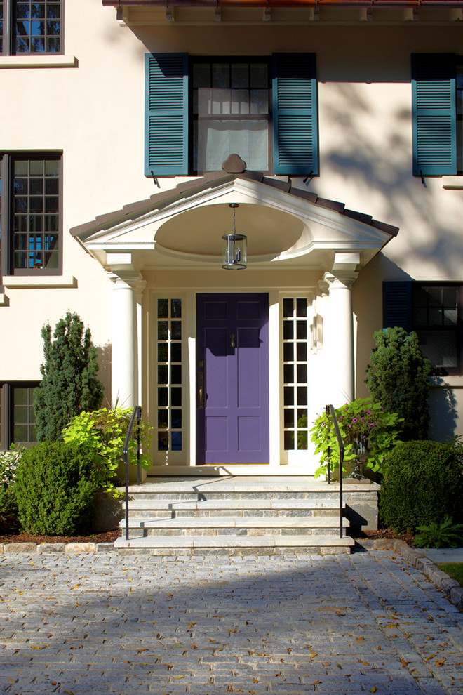 Свежая идея для дизайна: входная дверь в стиле неоклассика (современная классика) с бежевыми стенами, одностворчатой входной дверью и фиолетовой входной дверью - отличное фото интерьера