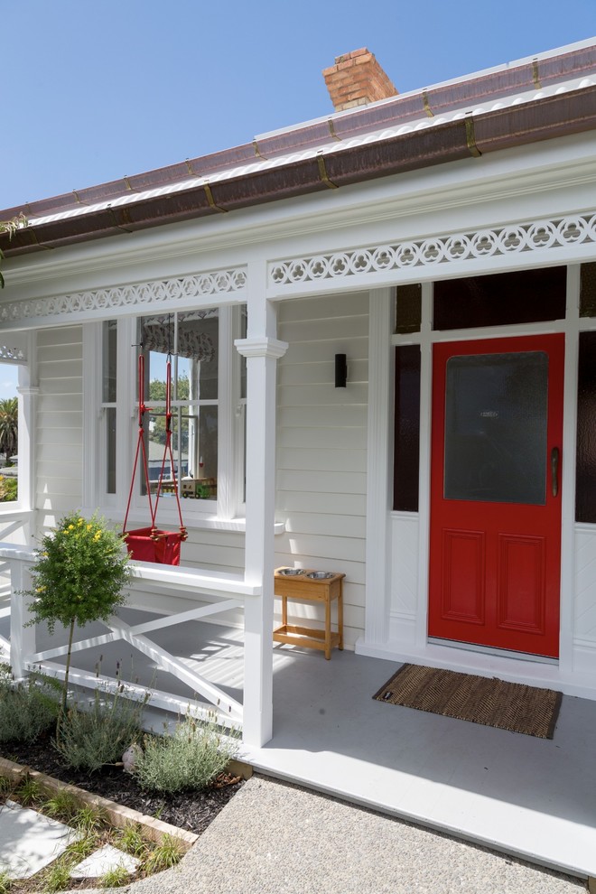 Ispirazione per una grande porta d'ingresso design con pareti bianche, una porta singola e una porta rossa