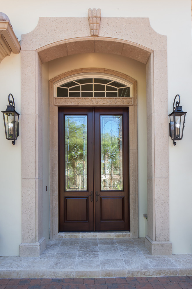 Cette image montre une petite porte d'entrée design avec un sol en marbre, une porte double et une porte en verre.