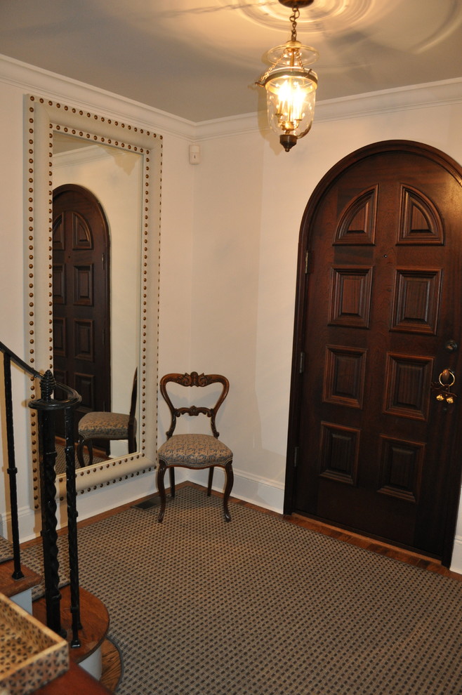 Example of a classic entryway design in New York