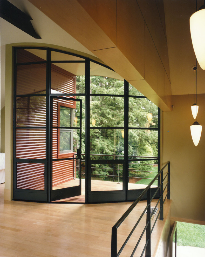 Источник вдохновения для домашнего уюта: прихожая в современном стиле с желтыми стенами и стеклянной входной дверью
