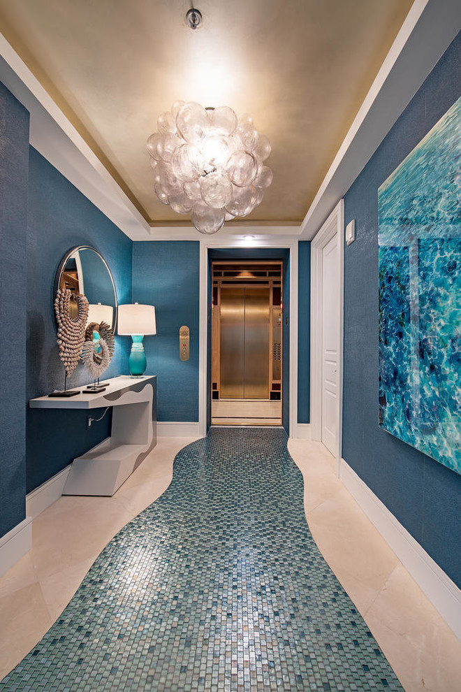 Cette image montre une grande entrée marine avec un couloir, un mur bleu et un sol bleu.