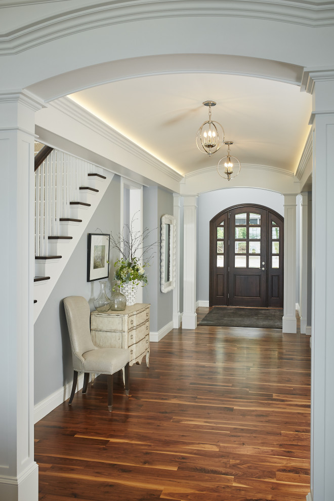 Maritimes Foyer mit grauer Wandfarbe, braunem Holzboden, Einzeltür, brauner Haustür, eingelassener Decke und braunem Boden in Grand Rapids