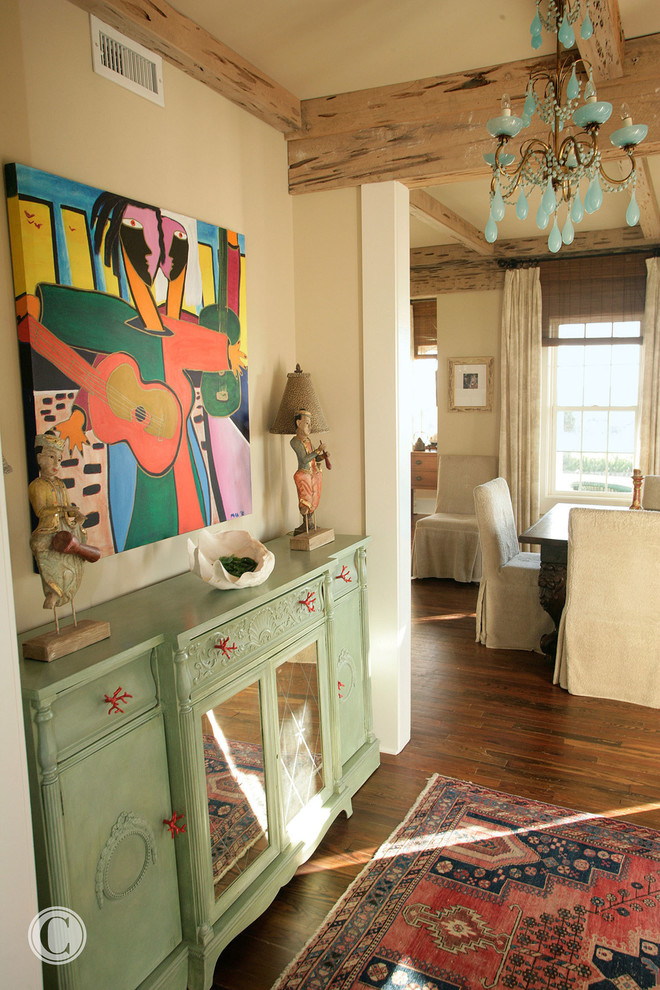 Maritimes Foyer mit beiger Wandfarbe, braunem Holzboden, Einzeltür und lila Haustür in Jacksonville