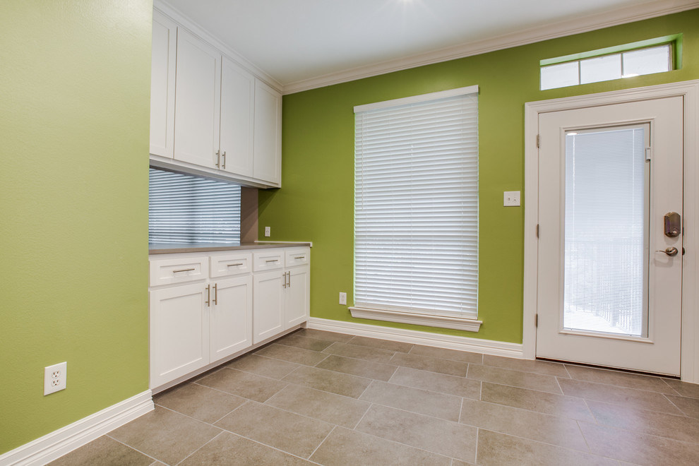 Réalisation d'une porte d'entrée design de taille moyenne avec un mur vert, un sol en carrelage de porcelaine, une porte simple, une porte blanche et un sol beige.