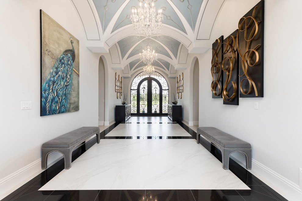 Klassisches Foyer mit weißer Wandfarbe in Orlando