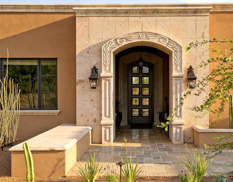 Diseño de entrada mediterránea con puerta de vidrio
