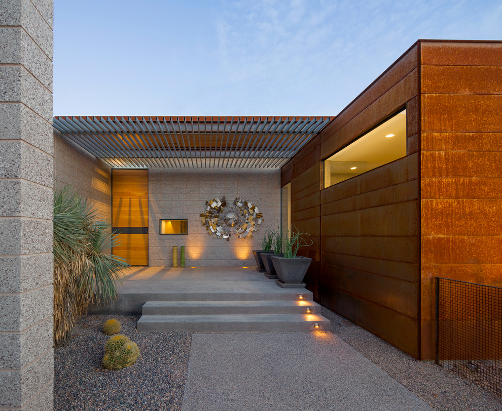 Moderne Haustür mit Einzeltür und heller Holzhaustür in Phoenix