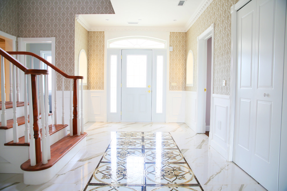 Ispirazione per un grande corridoio contemporaneo con pareti bianche, pavimento in marmo, una porta singola e una porta bianca