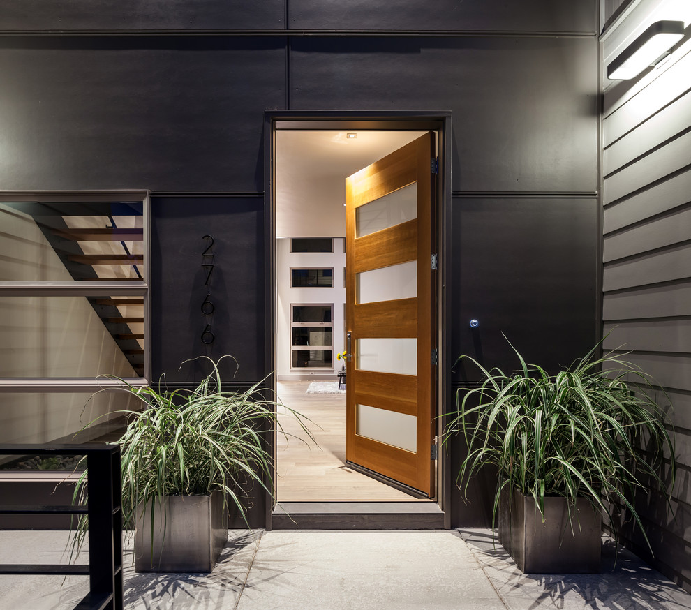 Große Moderne Haustür mit grauer Wandfarbe, braunem Holzboden, Einzeltür und heller Holzhaustür in Sonstige
