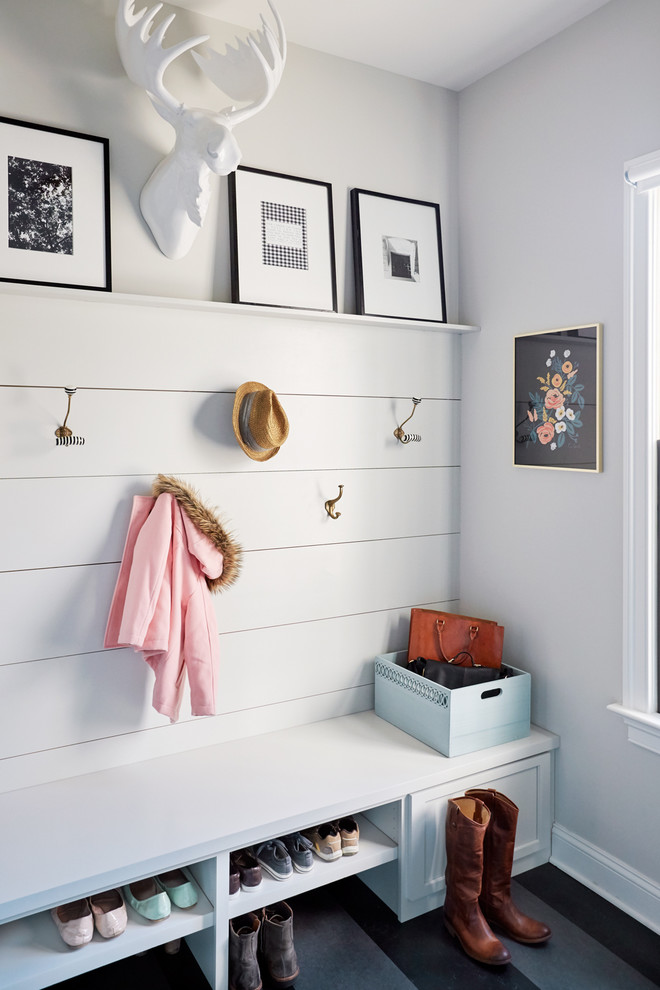 Источник вдохновения для домашнего уюта: тамбур со шкафом для обуви в стиле кантри с белыми стенами
