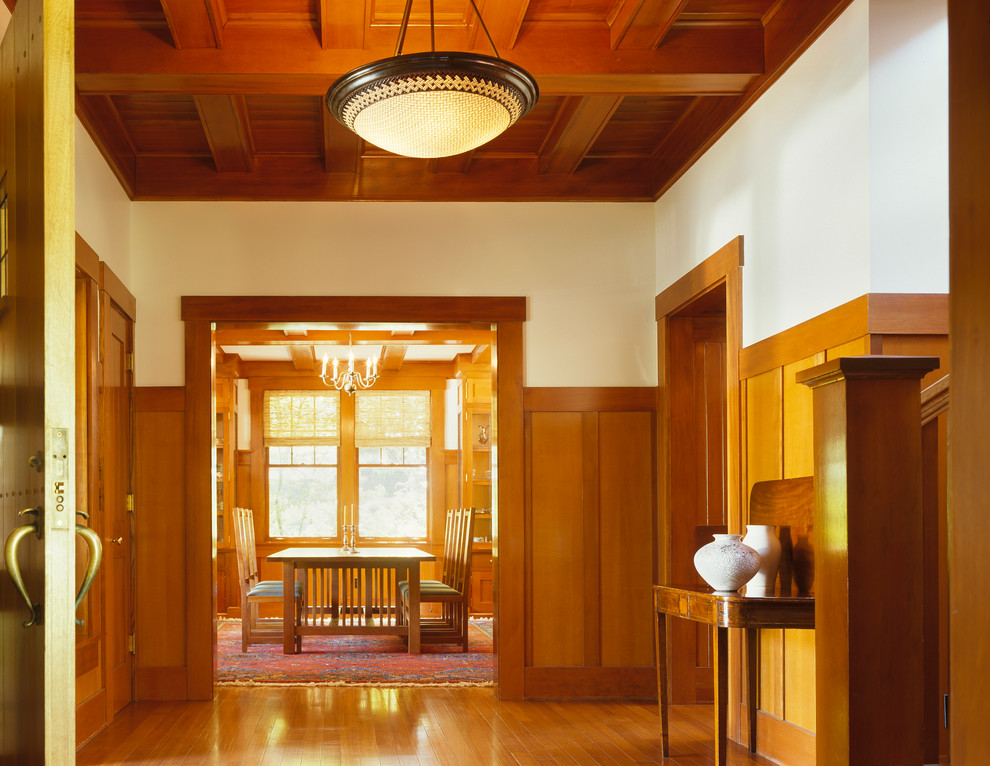 Imagen de hall clásico con suelo de madera en tonos medios