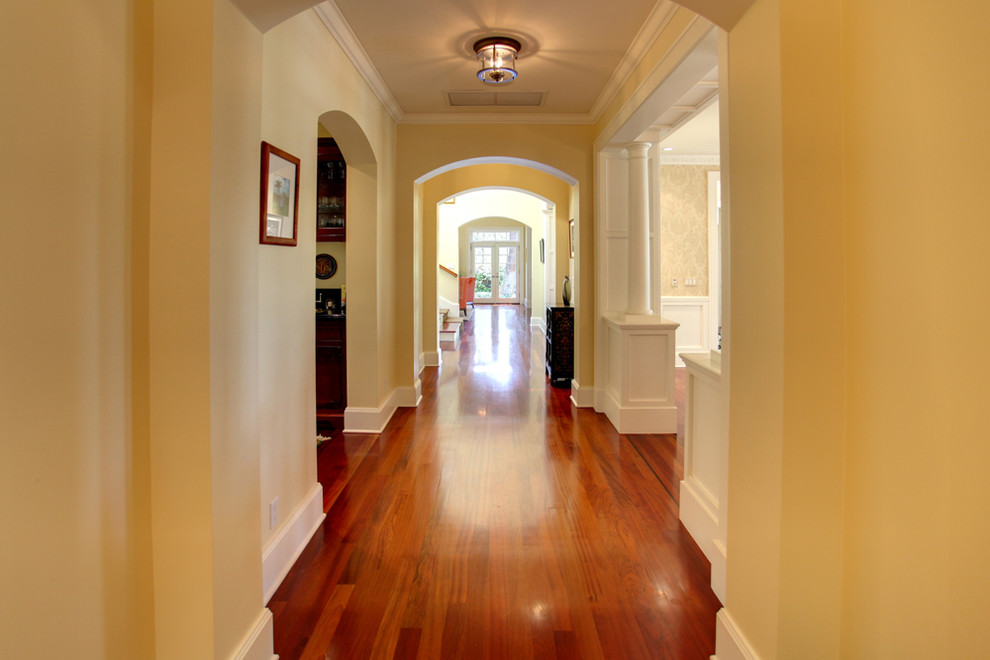 Ispirazione per un corridoio classico con pavimento in legno massello medio