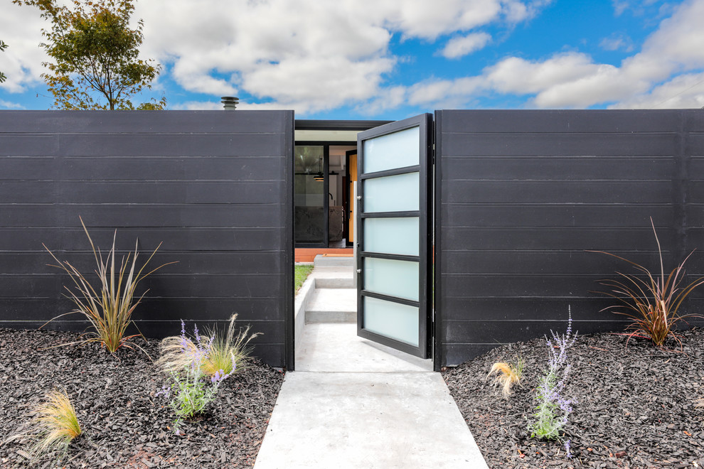 Mittelgroße Moderne Haustür mit weißer Wandfarbe, dunklem Holzboden, Drehtür, heller Holzhaustür und braunem Boden in San Francisco