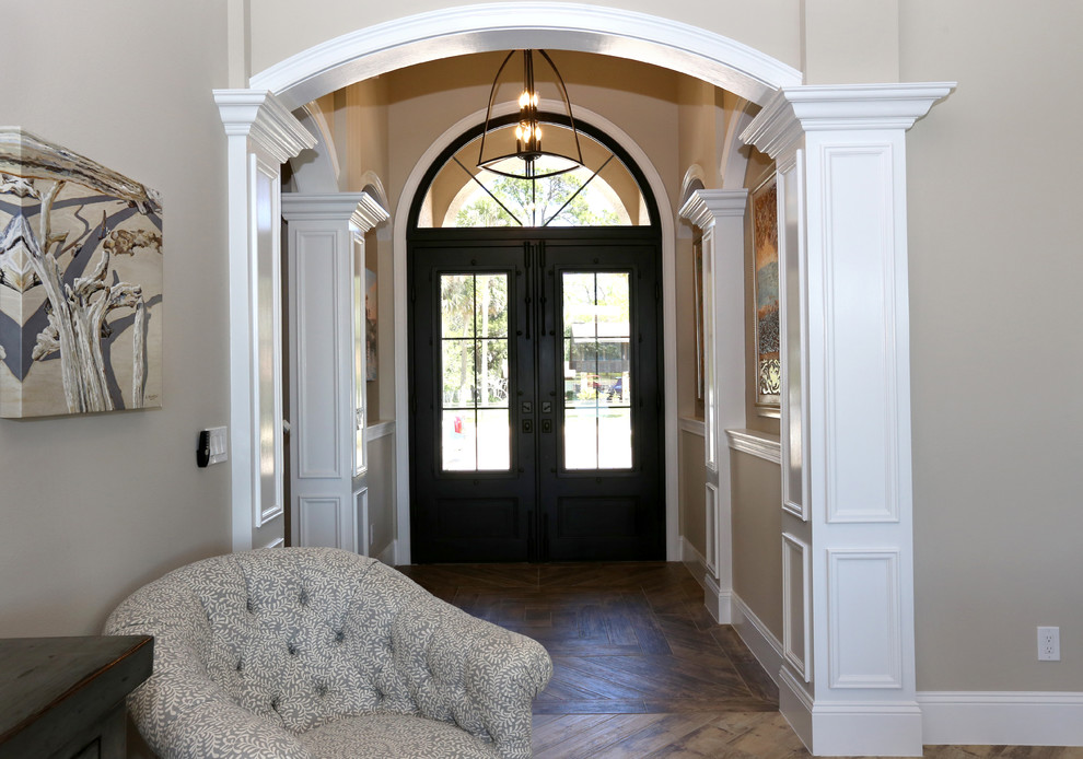 Ejemplo de puerta principal tradicional de tamaño medio con paredes beige, suelo de baldosas de porcelana, puerta doble, puerta metalizada y suelo marrón