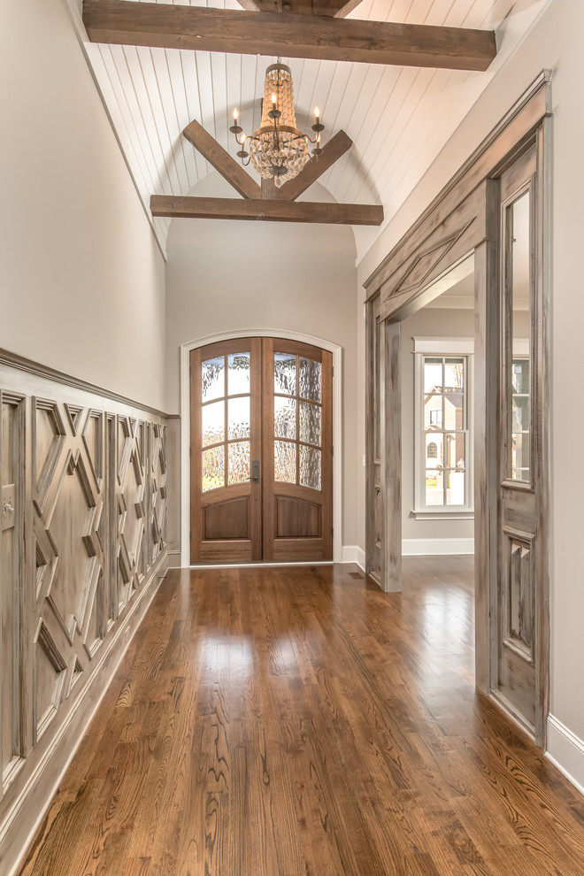 Mittelgroßes Rustikales Foyer mit grauer Wandfarbe, dunklem Holzboden, Doppeltür und dunkler Holzhaustür in Sonstige