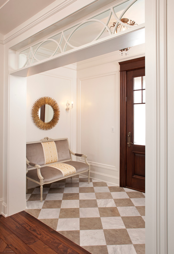 Klassisches Foyer mit weißer Wandfarbe, Einzeltür und Haustür aus Glas in Minneapolis