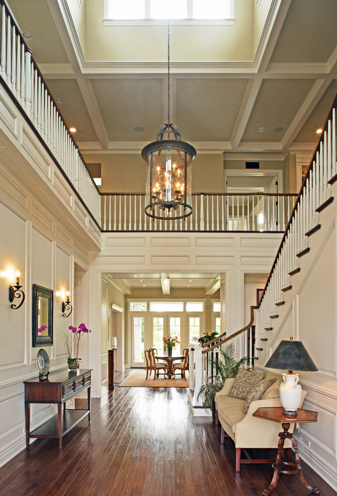 Inspiration for a traditional entrance in Los Angeles.