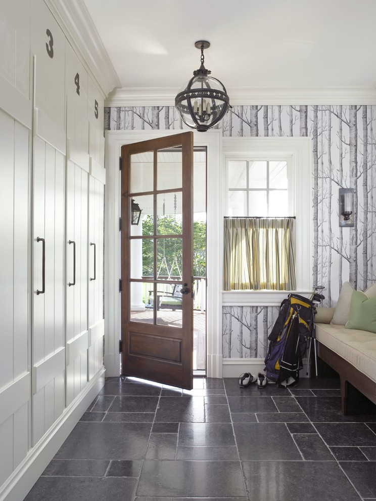 Пример оригинального дизайна: большой тамбур в стиле неоклассика (современная классика) с полом из известняка, одностворчатой входной дверью и коричневой входной дверью