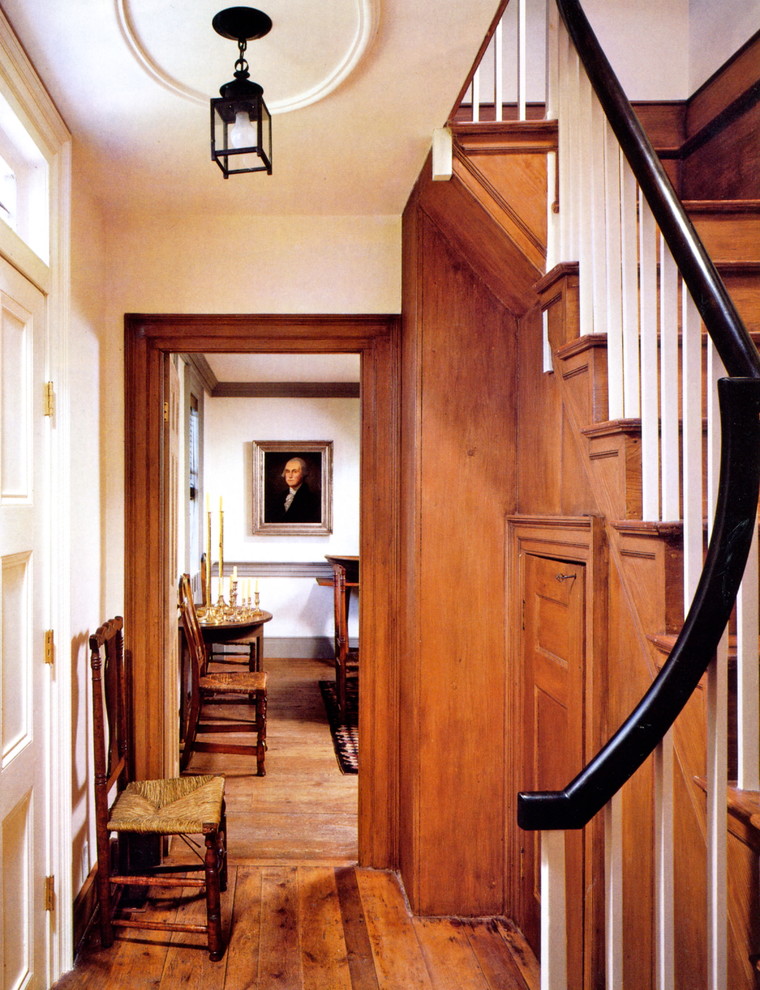 Esempio di un piccolo corridoio shabby-chic style con pareti marroni, pavimento in legno massello medio, una porta bianca e pavimento marrone