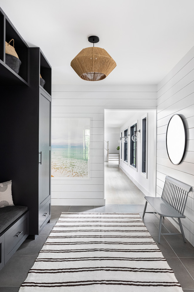 Идея дизайна: тамбур среднего размера в морском стиле с белыми стенами, темным паркетным полом, одностворчатой входной дверью, белой входной дверью и серым полом