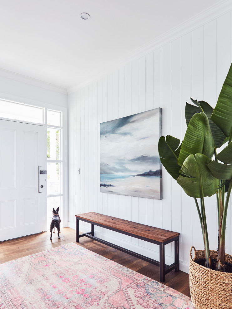 Maritimes Foyer mit weißer Wandfarbe, dunklem Holzboden, weißer Haustür, braunem Boden und Einzeltür in Sydney