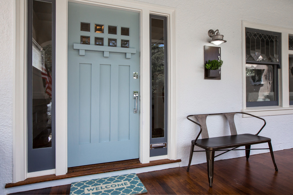 Amerikansk inredning av en mellanstor ingång och ytterdörr, med mörkt trägolv, en enkeldörr, en blå dörr och brunt golv