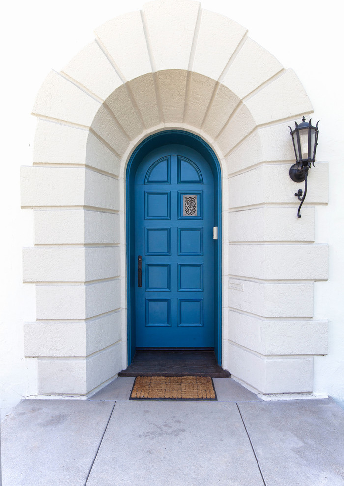 Ejemplo de distribuidor contemporáneo de tamaño medio con paredes blancas, suelo de baldosas de porcelana, puerta simple y puerta azul