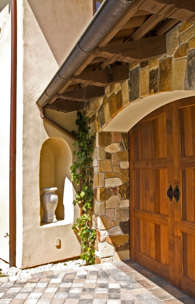 Exemple d'une grande porte d'entrée méditerranéenne avec une porte double et une porte en bois brun.