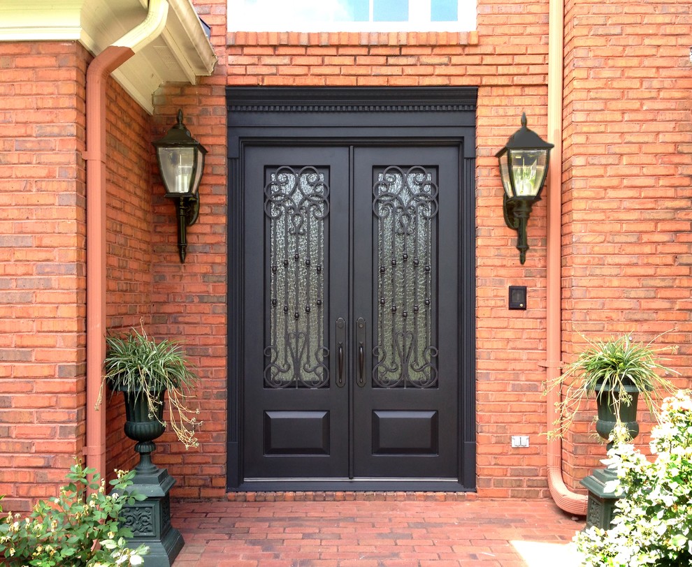 Ejemplo de puerta principal clásica con puerta doble y puerta metalizada