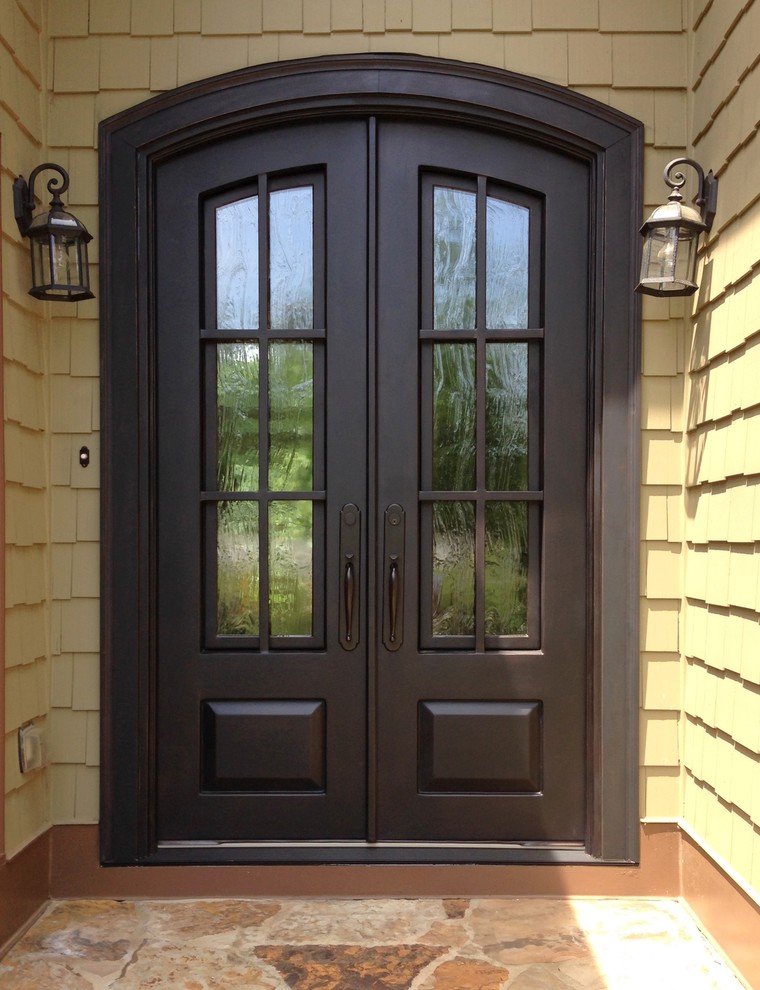 Foto de puerta principal de estilo americano con puerta doble y puerta metalizada
