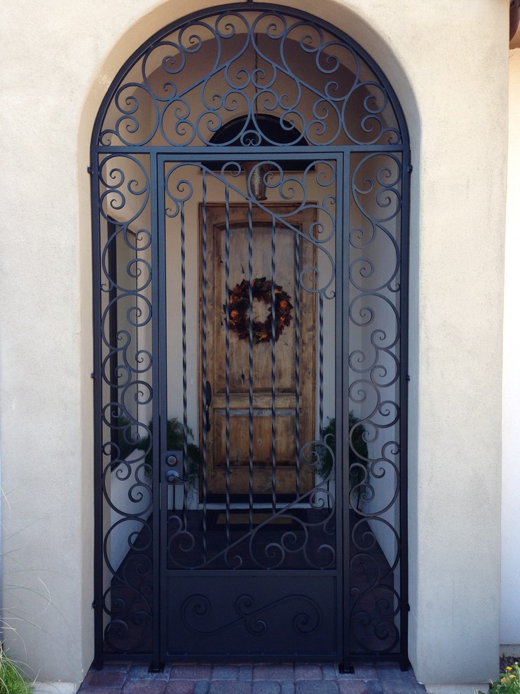 Design ideas for a traditional entrance in Phoenix.