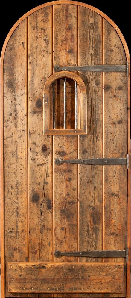 Lantlig inredning av en entré, med mellanmörk trädörr och en enkeldörr