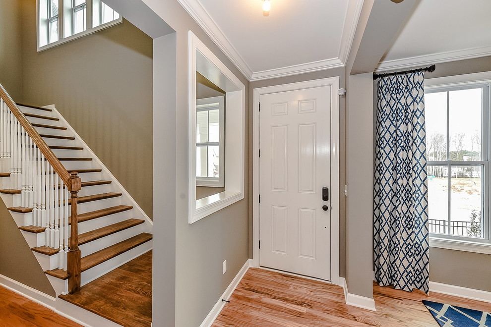 На фото: маленькая входная дверь в стиле кантри с серыми стенами, светлым паркетным полом, одностворчатой входной дверью и белой входной дверью для на участке и в саду с