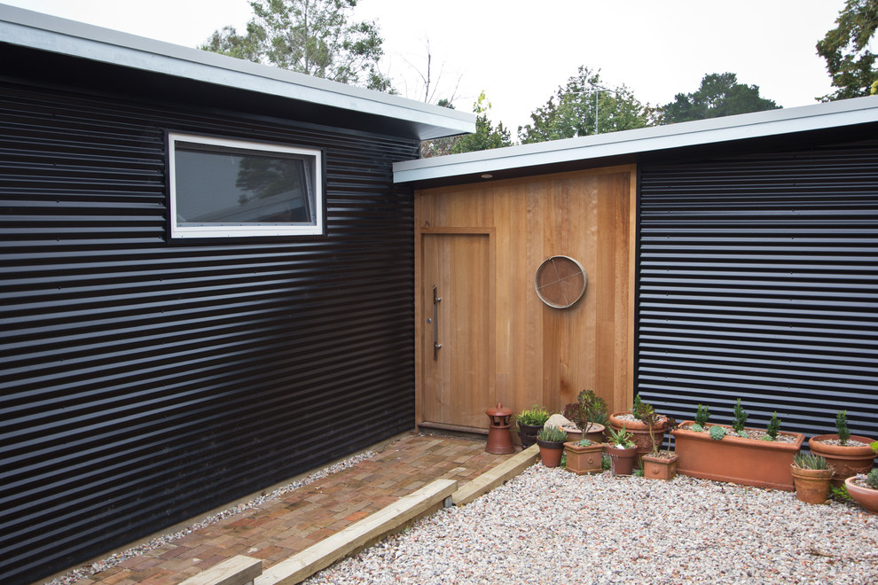 Industrial Haustür mit schwarzer Wandfarbe, Einzeltür und heller Holzhaustür in Sydney