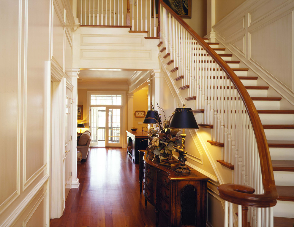 Großes Klassisches Foyer mit beiger Wandfarbe und braunem Holzboden in Charleston