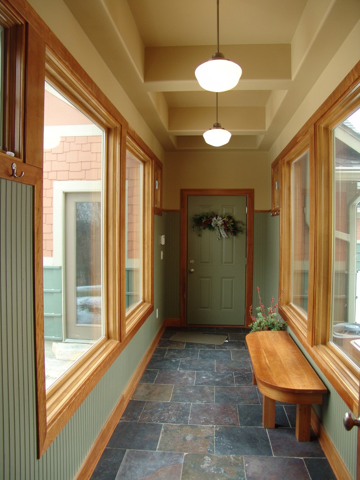На фото: узкая прихожая в стиле кантри с зелеными стенами, одностворчатой входной дверью и зеленой входной дверью с