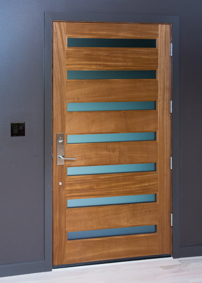 Ispirazione per una porta d'ingresso minimal di medie dimensioni con pareti viola, parquet chiaro, una porta a pivot e una porta in legno bruno