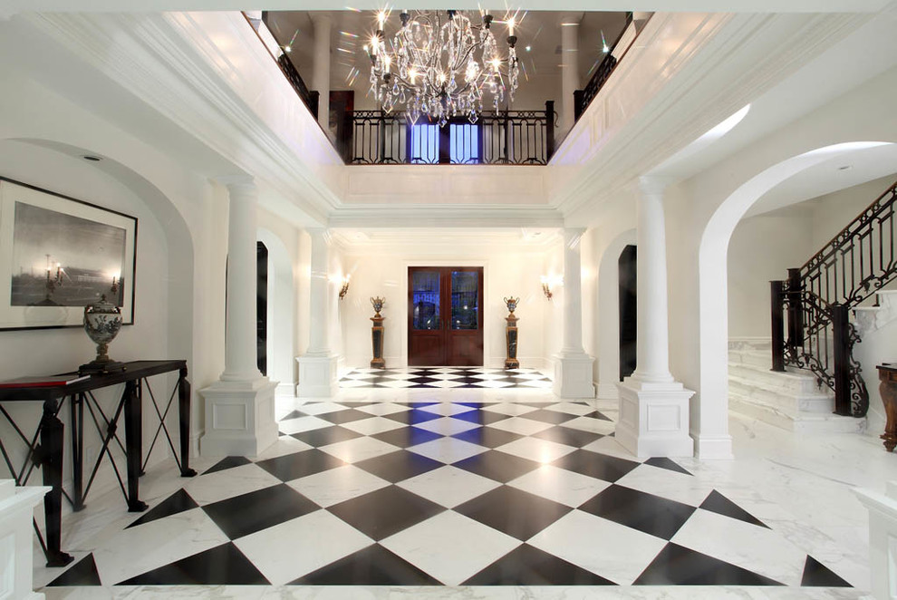 Geräumiges Mediterranes Foyer mit weißer Wandfarbe, Marmorboden, Doppeltür und dunkler Holzhaustür in Miami